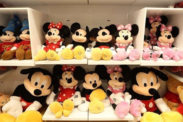 ミッキーマウスとミニーマウス人形は 2017年9月2日 中国上海のフクリタイコホイショッピングモールで中国の2番目のディズニーストアで販売されています — ストック写真