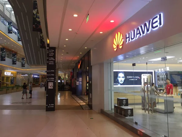 Los Clientes Compran Una Tienda Huawei Shanghai China Agosto 2017 —  Fotos de Stock