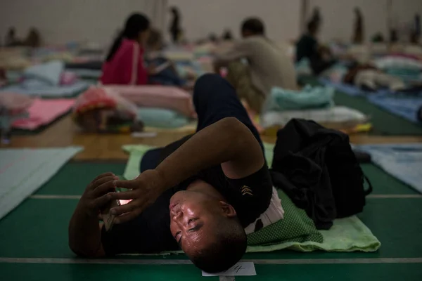 在中国中部湖北省武汉市中南民族大学体育馆 在孩子入学的第一天护送孩子入学的新生家长躺在地板上的垫子上 — 图库照片