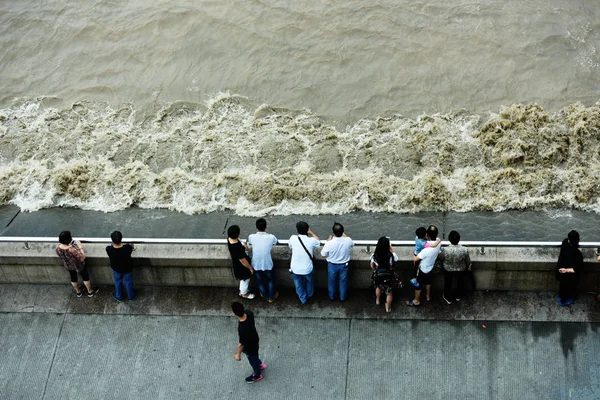 Гости Местные Жители Наблюдают Приливной Волной Реки Цяньтан Городе Ханчжоу — стоковое фото