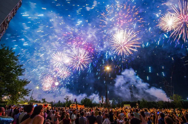 Místní Obyvatelé Turisté Dav Ohňostroj Vybuchující Obloze Během Mezinárodního Festivalu — Stock fotografie