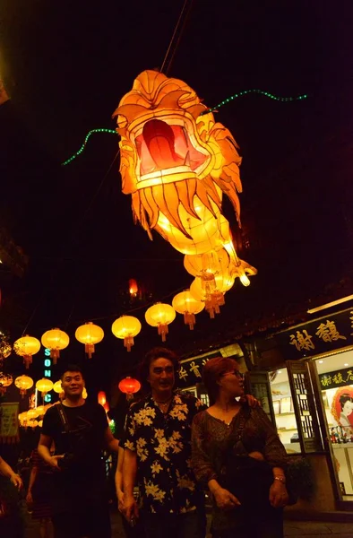 Turistas Caminham Sob Lanterna Dragão Iluminada 100 Metros Comprimento Para — Fotografia de Stock