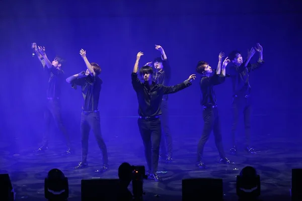 Mitglieder Der Südkoreanischen Boygroup Vixx Treten Während Ihres Konzerts Live — Stockfoto