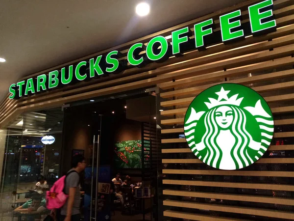 Zákazník Vpluje Kavárny Starbucks Kávy Šanghaji Číně Září 2017 — Stock fotografie