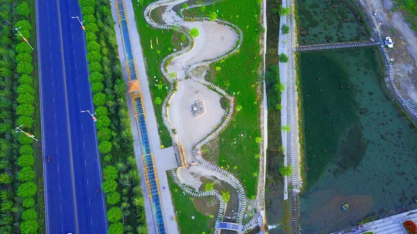 中国国道 218 G218 Hejing に沿った生態学的建設の空中図 中国北西部新疆ウイグル自治区 Hejing 月4日2017 — ストック写真