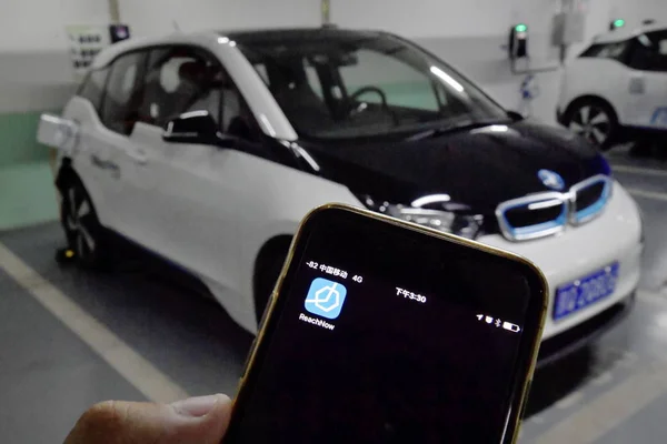 Usuário Celular Usar Aplicativo Bmws Reachnow Serviço Compartilhamento Carros Para — Fotografia de Stock