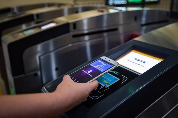 Een Chinese Passagier Vegen Zijn Smartphone Een Metrostation Voeren Zijn — Stockfoto