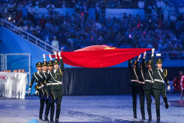 Εθνική Σημαία Της Κίνας Γίνεται Στο Στάδιο Κατά Διάρκεια Της — Φωτογραφία Αρχείου