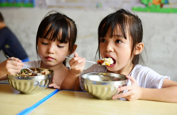 Китаянки Близняшки Юйтин Юяо Бесплатно Обедают Primary School Jianhe County — стоковое фото