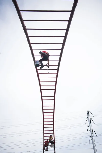 Chinese Workers Climb Arched Ladder Which Looks Ladder Heaven Renovation — Stock Photo, Image