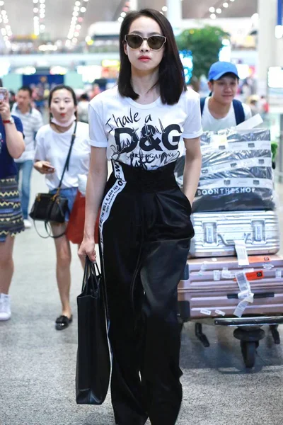 Cantora Atriz Chinesa Victoria Song Song Qian Retratada Aeroporto Internacional — Fotografia de Stock