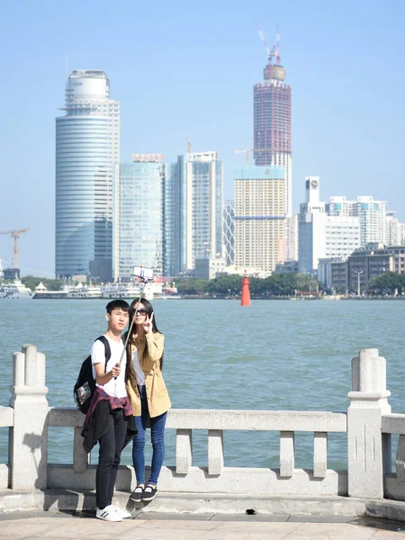 Ein Paar Macht Selfies Mit Der Silhouette Der Xiamen Stadtlandschaft — Stockfoto