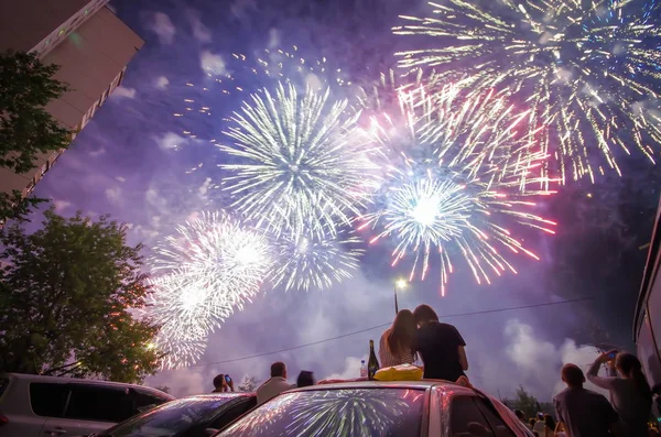 Místní Obyvatelé Turisté Dav Ohňostroj Vybuchující Obloze Během Mezinárodního Festivalu — Stock fotografie