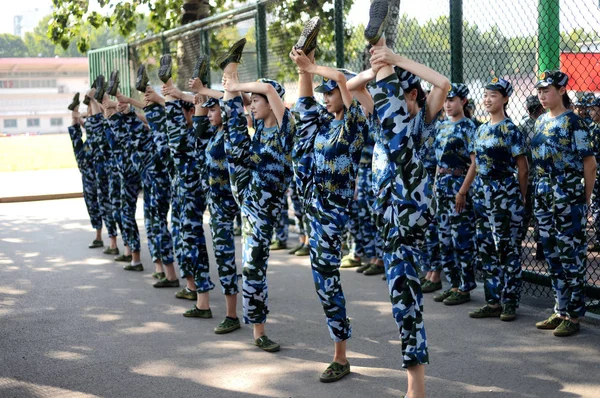 Kínai Gólya Diákok Tánc Szakon Végre Egy Katonai Képzés Gyűlés — Stock Fotó