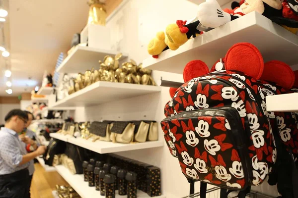 Kunder Handlar Kinas Andra Disney Butik Hkri Taikoo Hui Köpcentrum — Stockfoto