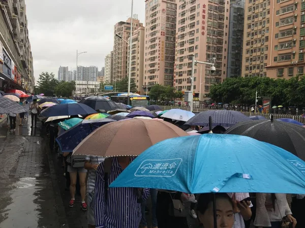 Passagiere Schirmen Sich Mit Regenschirmen Vor Dem Starken Regen Der — Stockfoto
