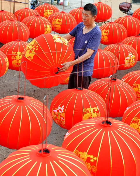 Operaio Cinese Appende Lanterne Rosse Nuova Fabbricazione Prossima Festa Nazionale — Foto Stock