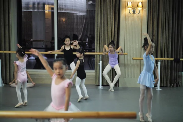 Chinesische Kinder Üben Spät Der Nacht Ballett Einem Tanzstudio Der — Stockfoto