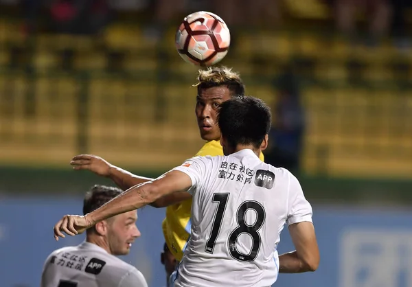 Futbolista Colombiano Roger Martínez Izquierda Jiangsu Suning Encabeza Balón Para —  Fotos de Stock