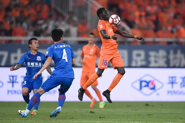 Jugador Fútbol Senegalés Papiss Cisse Derecha Shandong Luneng Patea Pelota —  Fotos de Stock