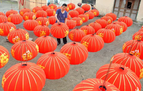 Travailleur Chinois Raccroche Des Lanternes Rouges Nouvellement Fabriquées Pour Prochaine — Photo