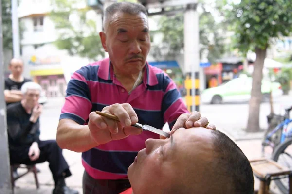Årig Kinesisk Barberare Xiong Gaowu Rakar Ögonglober För Kund Med — Stockfoto