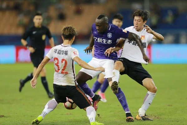 Jugador Fútbol Senegalés Mbaye Diagne Centro Hebei China Fortune Patea —  Fotos de Stock