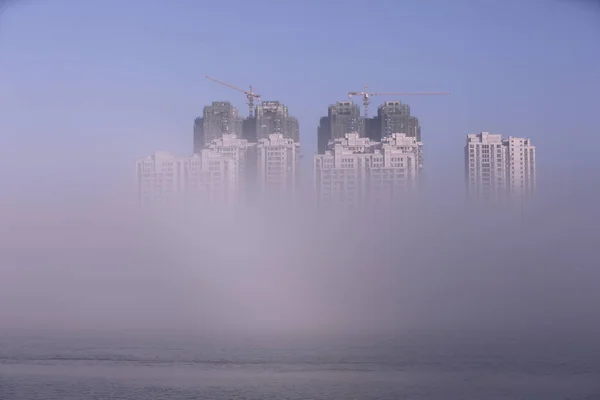 Hoogbouw Wolkenkrabbers Zijn Vaag Gezien Als Een Mirage Verschijnt Langs — Stockfoto