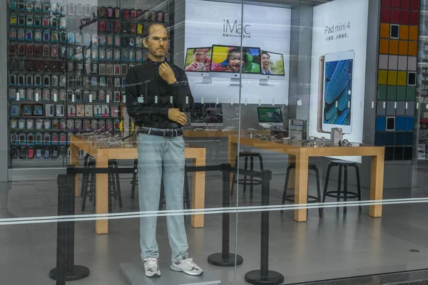 2017年9月4日 在中国西南四川省成都市的一家苹果专卖店展出了一座由已故苹果 Ceo Steve Jobs 组成的硅胶雕塑 — 图库照片