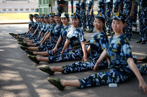 Kínai Gólya Diákok Tánc Szakon Végre Egy Katonai Képzés Gyűlés — Stock Fotó