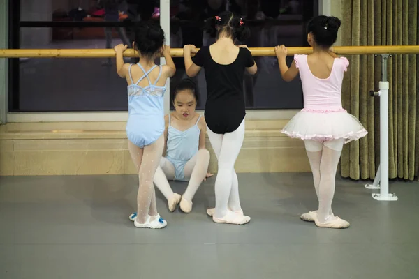 2017年8月22日 中国儿童在湖北省武汉市的舞蹈工作室深夜练习芭蕾 — 图库照片