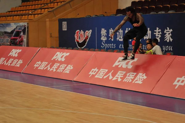 Nba Star Shannon Brown Shows His Jumping Skills Warm Sino — Stock Photo, Image