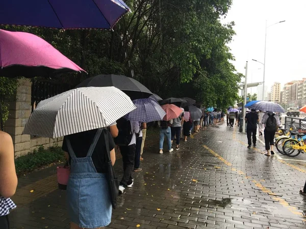 Passagiere Schirmen Sich Mit Regenschirmen Vor Dem Starken Regen Der — Stockfoto