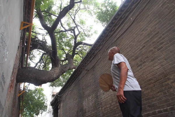 File Year Old Chinês Homem Jia Fulian Olha Para Uma — Fotografia de Stock