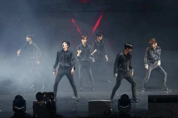 Miembros Del Grupo Chicos Surcoreanos Vixx Tocan Durante Concierto Live — Foto de Stock