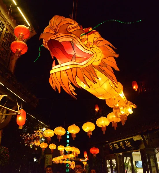 Los Turistas Caminan Bajo Linterna Dragón Iluminada 100 Metros Largo — Foto de Stock