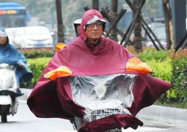 Ciclista Monta Bicicleta Eléctrica Una Carretera Bajo Fuertes Lluvias Ciudad — Foto de Stock