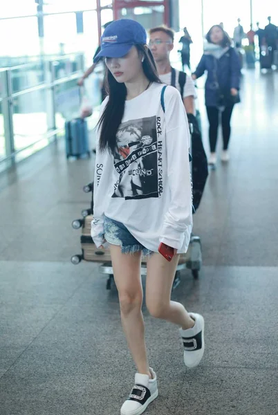 中国女星李晓鲁 又名杰奎琳 图为2017年8月27日在中国北京首都国际机场拍摄 — 图库照片