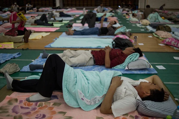 在中国中部湖北省武汉市中南部民族大学体育馆 陪同孩子入学的新生家长们睡在地板上的垫子上 — 图库照片
