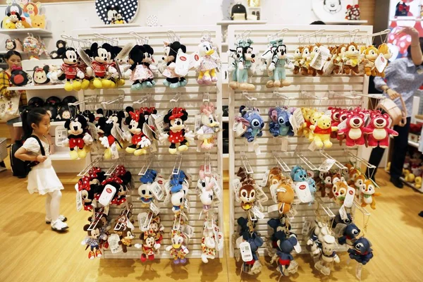 Dockor Visas Kinas Andra Disney Butik Hkri Taikoo Hui Shanghai — Stockfoto