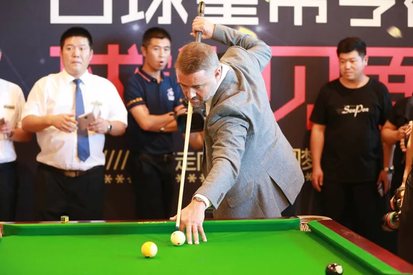 Retired Scottish Snooker Player Stephen Hendry Plays Shot Press Conference — 图库照片