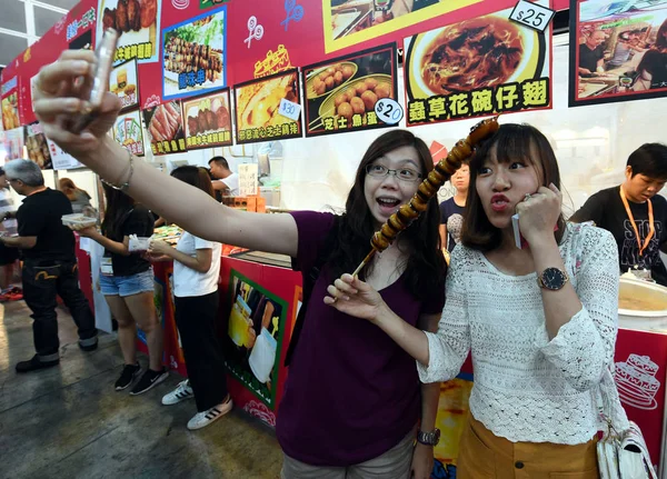 Επισκέπτες Γευτούν Σνακ Και Κάνουν Selfie Στην 28Th Έκθεση Τροφίμων — Φωτογραφία Αρχείου