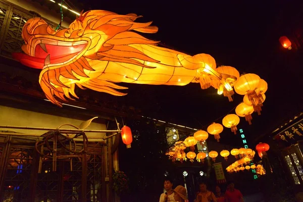 Los Turistas Caminan Bajo Linterna Dragón Iluminada 100 Metros Largo —  Fotos de Stock