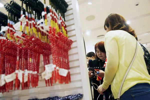 Clientes Fazem Compras Segunda Loja Disney China Hkri Taikoo Hui — Fotografia de Stock