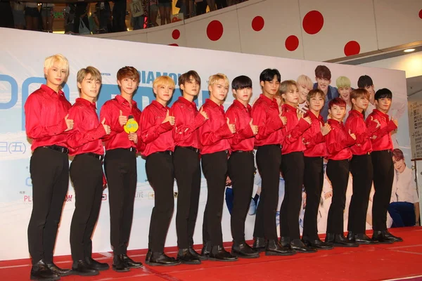 Mitglieder Der Südkoreanischen Boygroup Siebzehn Auch Als Svt Stilisiert Nehmen — Stockfoto
