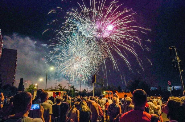 Místní Obyvatelé Turisté Dav Ohňostroj Vybuchující Obloze Během Mezinárodního Festivalu — Stock fotografie