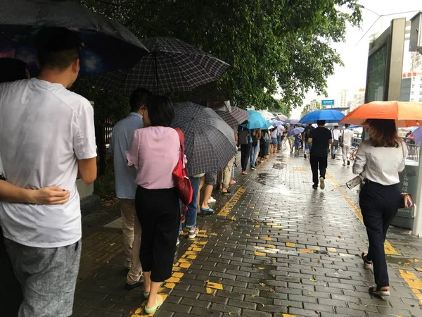 Passagiere Schirmen Sich Mit Regenschirmen Vor Dem Starken Regen Der — Stockfoto