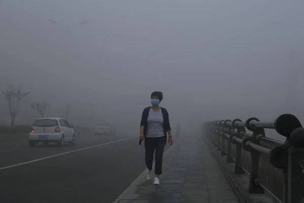 Residente Local Que Lleva Una Máscara Facial Contra Contaminación Del —  Fotos de Stock