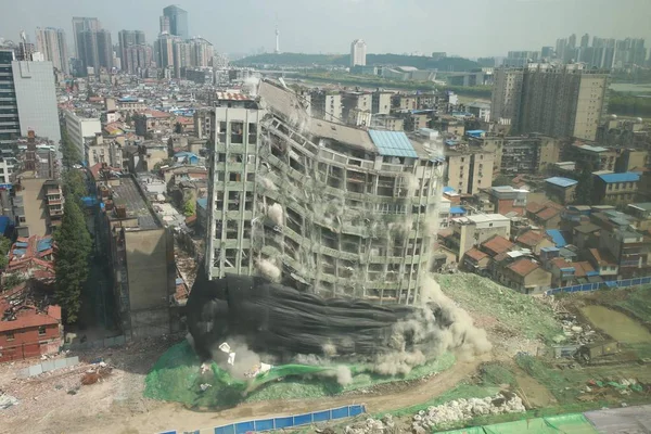 中国の湖北省の武漢市で解体中に爆発した古い住宅ビルの後に 重い煙が上がり 9月8日2017 — ストック写真
