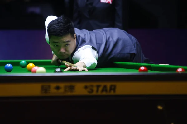 Ding Junhui China Plays Shot Niu Zhuang China Qualification Match — Stock Photo, Image